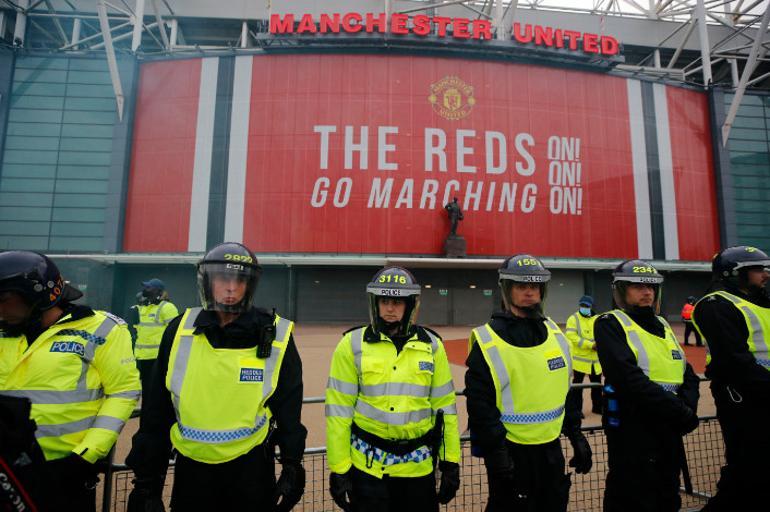 Manchester United taraftarı bu kez abarttı! Otobüsün önünü kestiler