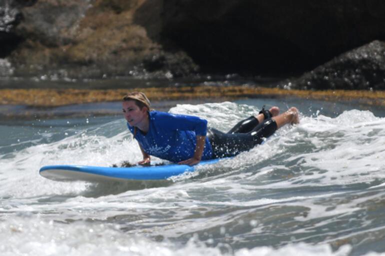 Eli ayağı boşaldı: Sörf tahtasıyla oğlunun yüzüne çarptı