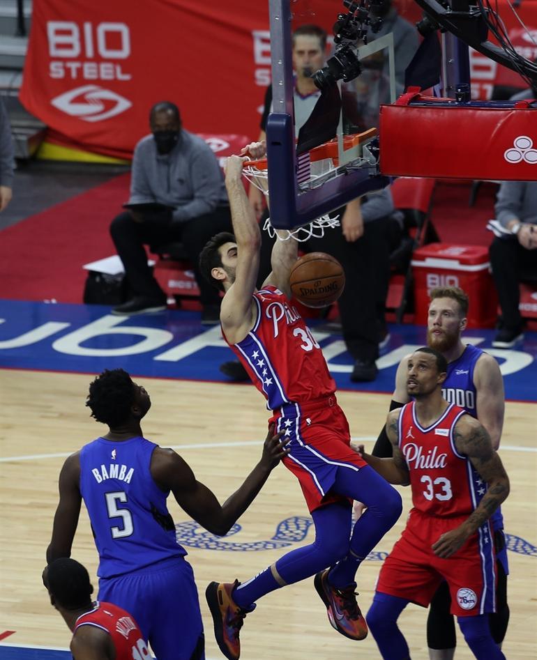 NBA'de Gecenin Sonuçları: Magic'i yenen 76ers, Doğu liderliğini garantiledi! Furkan'dan 10 sayı...