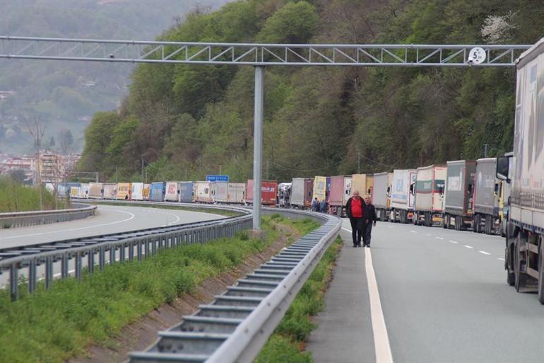 Sarp Sınır Kapısında 15 kilometrelik TIR kuyruğu