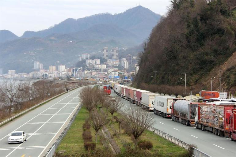 Sarp Sınır Kapısında 15 kilometrelik TIR kuyruğu