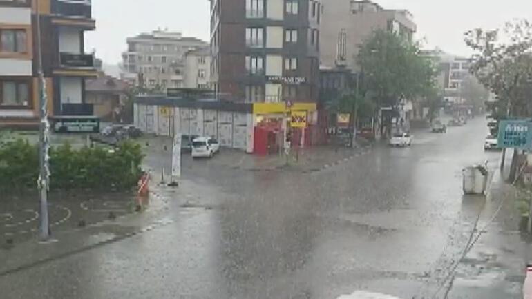 İstanbulda Anadolu Yakasında dolu sürprizi Çekmeköyde sürücüler köprü altlarına sığındılar