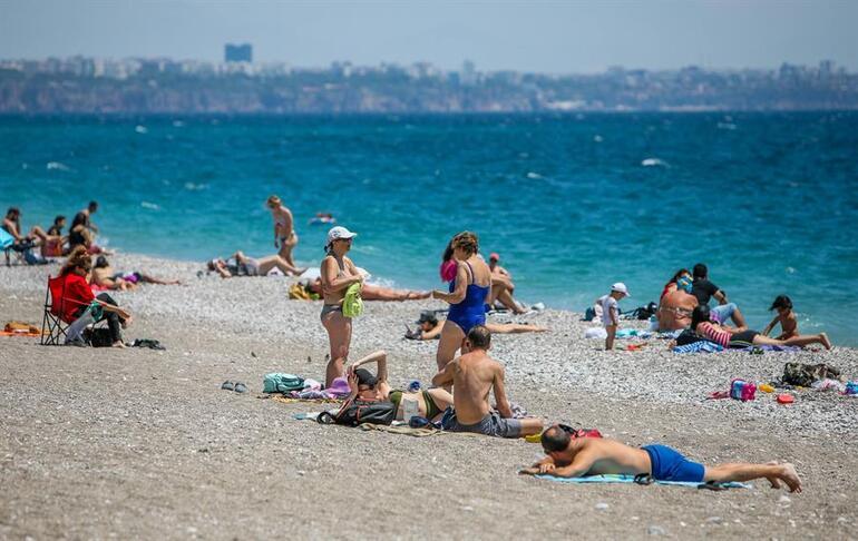 Tam kapanma bitti, Antalyalılar sahile akın etti