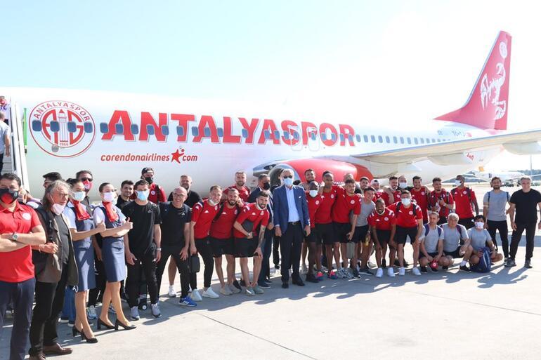 Antalyaspor kafilesi İzmir'e gitti! "Kupayı Antalya'ya getireceğimize yürekten inanıyorum..."