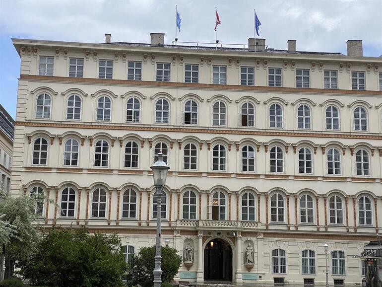 Avusturya'da skandal: Devlet binalarına İsrail bayrağı astılar!