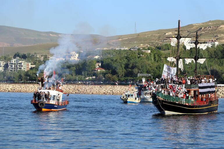 Van’daki Beşiktaşlılar teknelerle meşale yakıp, Van Gölü'nde şampiyonluk kutlaması yaptı