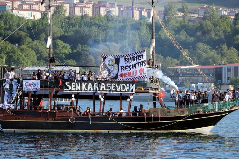 Van’daki Beşiktaşlılar teknelerle meşale yakıp, Van Gölü'nde şampiyonluk kutlaması yaptı