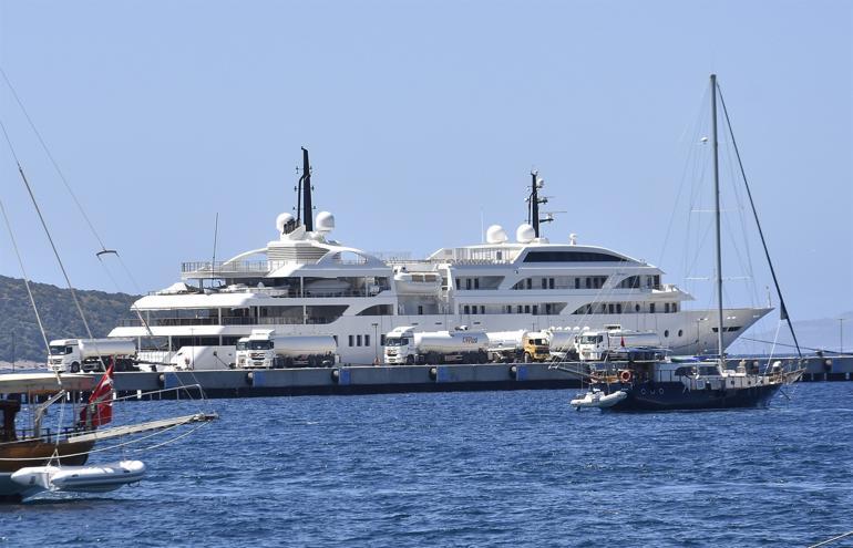 Lüks yat Bodrum'a yanaştı! 8 tanker sıralandı, tek tek ikmale başladılar