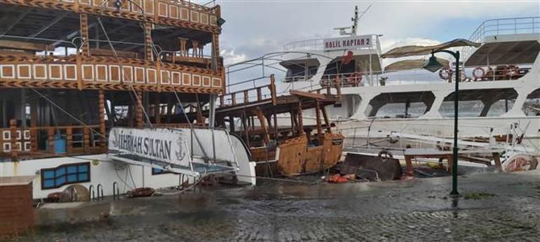 Son dakika.. İzmir ve Balıkesirde fırtına kâbusu Onlarca tekne battı, su altında kaldı