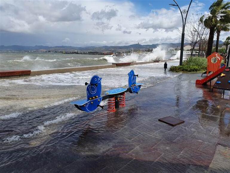 Son dakika.. İzmir ve Balıkesirde fırtına kâbusu Onlarca tekne battı, su altında kaldı