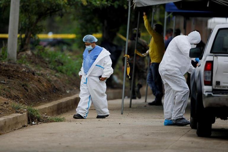 El Salvador'da kâbus büyüyor... Eski polisin bahçesinde 10 ceset daha bulundu!