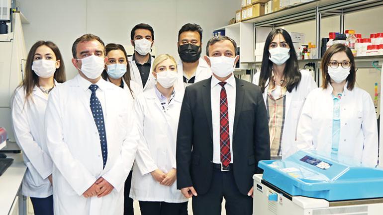 Prof. Dr. Aykut Özdarendeli aşı çalışmalarını yürüten ekibiyle...