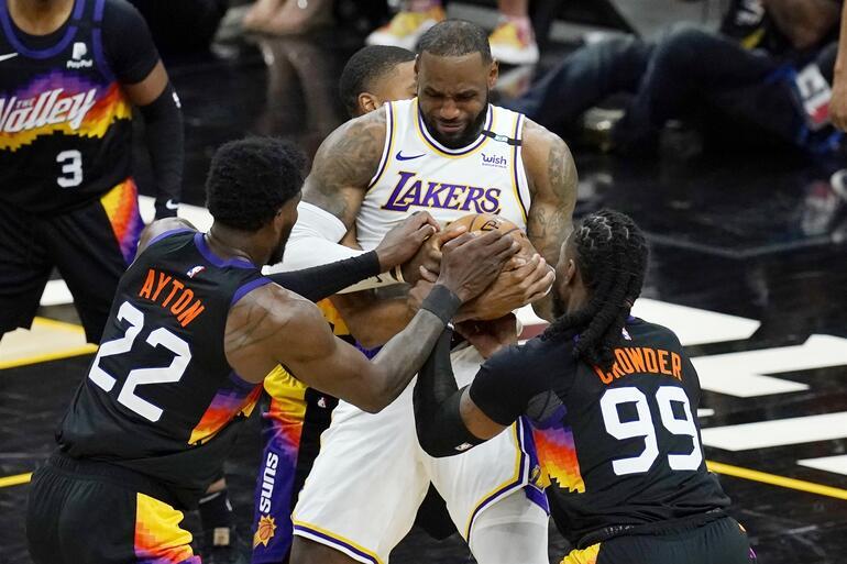 NBA'de Gecenin Sonuçları: Son şampiyon Lakers play-off'lara mağlubiyetle başladı