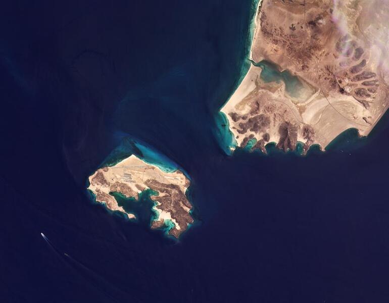 Uydu görüntüleri ortaya çıkardı... Volkanik adada gizemli hava üssü!