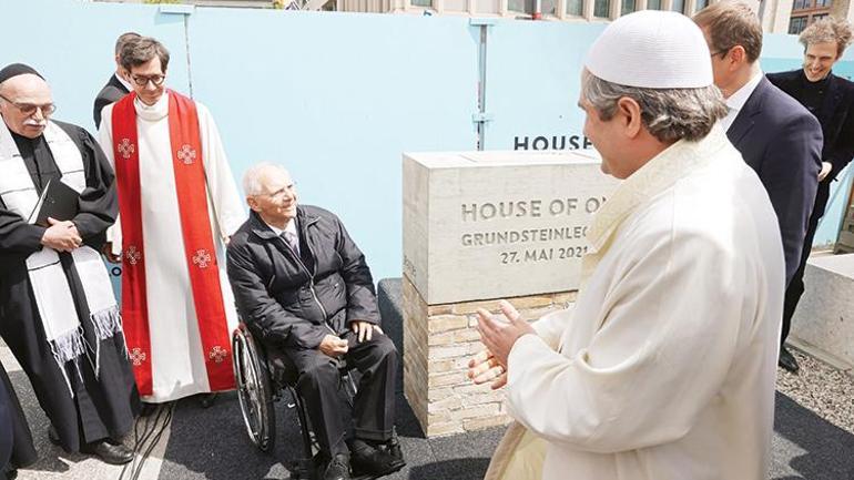 Berlinde skandal Alman Meclis Başkanı FETÖ’cülerle aynı törende