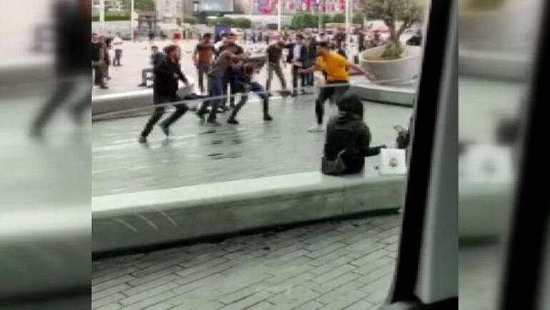 Taksim Meydanında ortalık karıştı Kemerle dövdüler, özel harekat devreye girdi: 2si turist 6 gözaltı