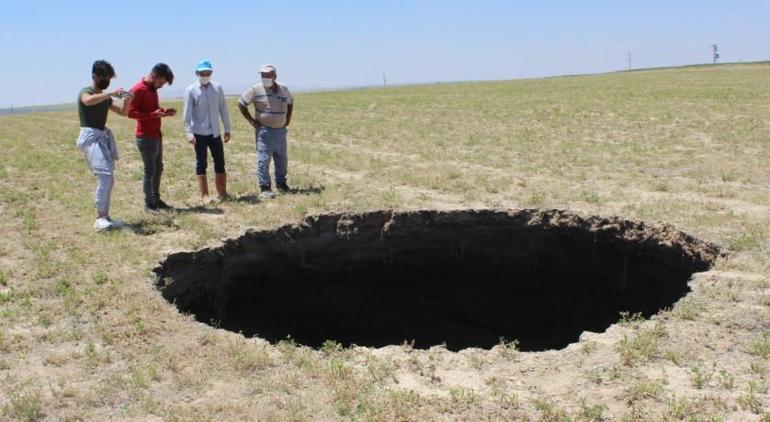 Görenler hayrete düştü Konyada 3 metre çapında 65 metre derinliğinde obruk oluştu