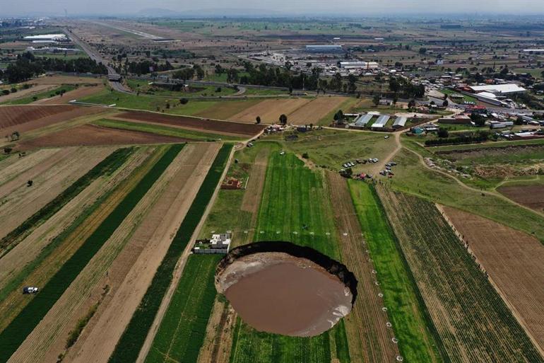 Dev çukur göreni dehşete düşürdü... Bir anda ortaya çıktı, kimse yanına yaklaşamadı!