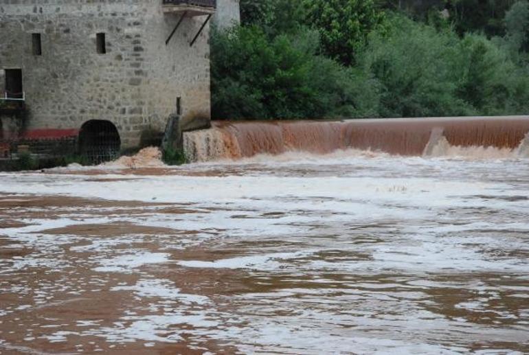 Bartında korkutan görüntü Irmak köpürdü, çalışma başlatıldı