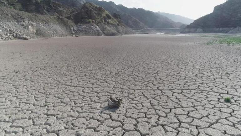 Ayvalı Barajı son yılların en düşük seviyesini gördü Sular çekildi, evler gün yüzüne çıktı