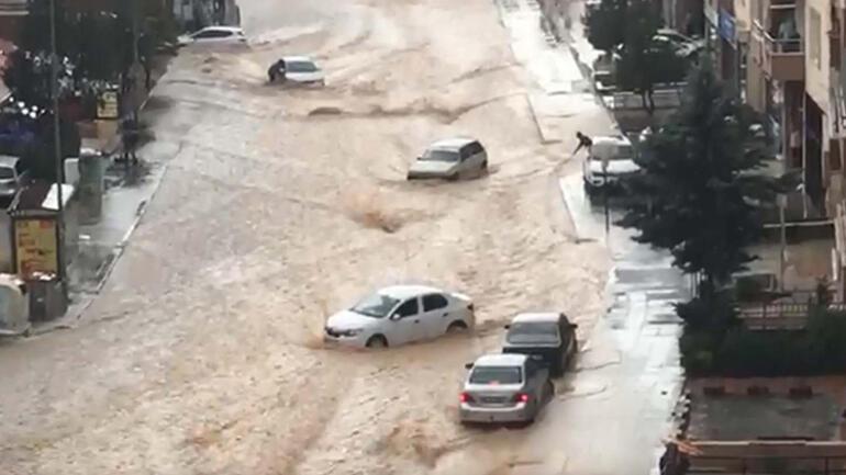 Son dakika: Ankarada yoğun sağanak sonrası sel Araçlar sürüklendi, caddeler su altında kaldı