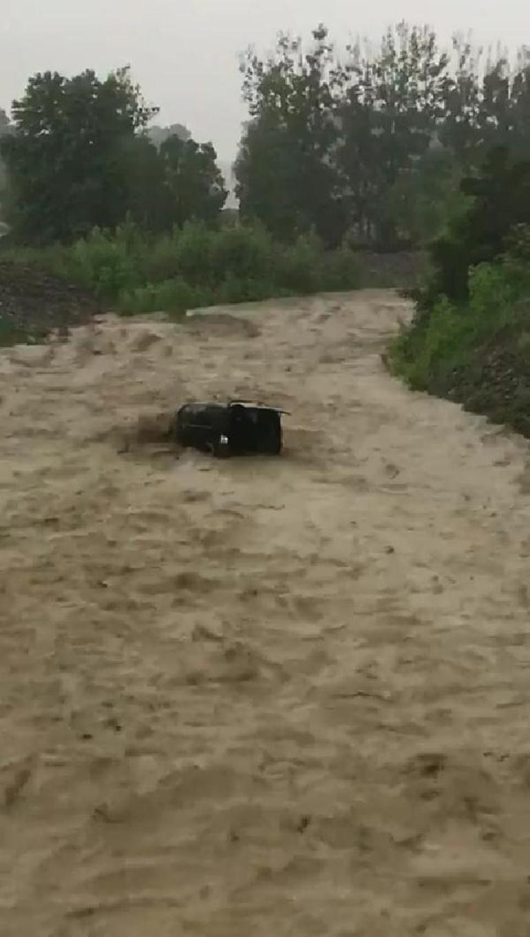 Son dakika... Samsunda sağanak sele dönüştü... Aracı dakikalarca sürükledi: Korku dolu anlar