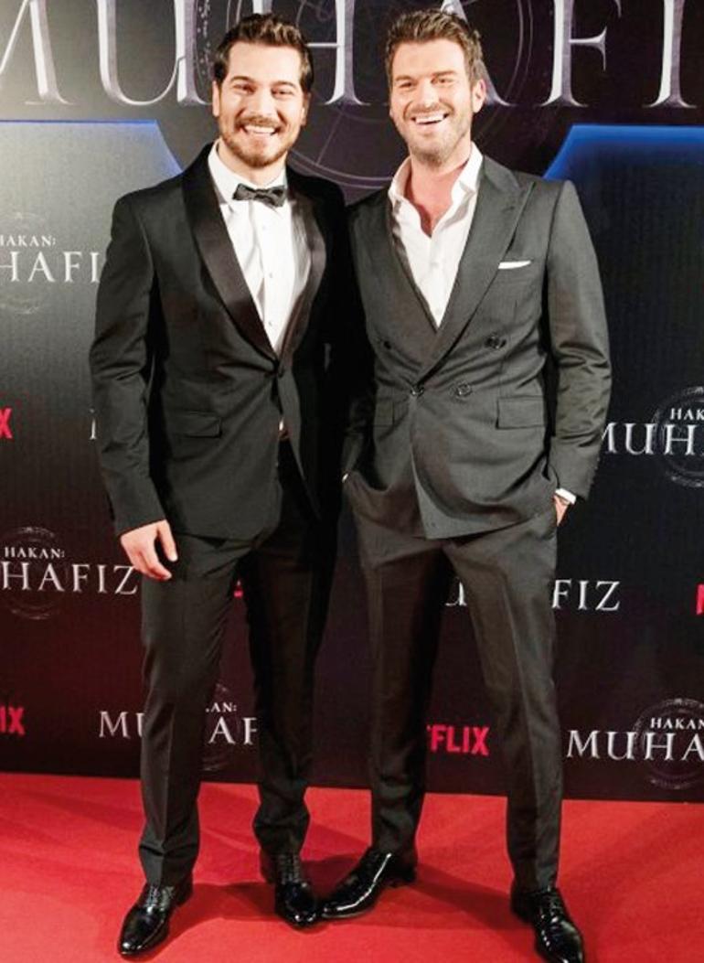 Çağatay Ulusoy ve Kıvanç Tatlıtuğ kolları sıvadı... Üzüm bağı aldılar sıra şarapta