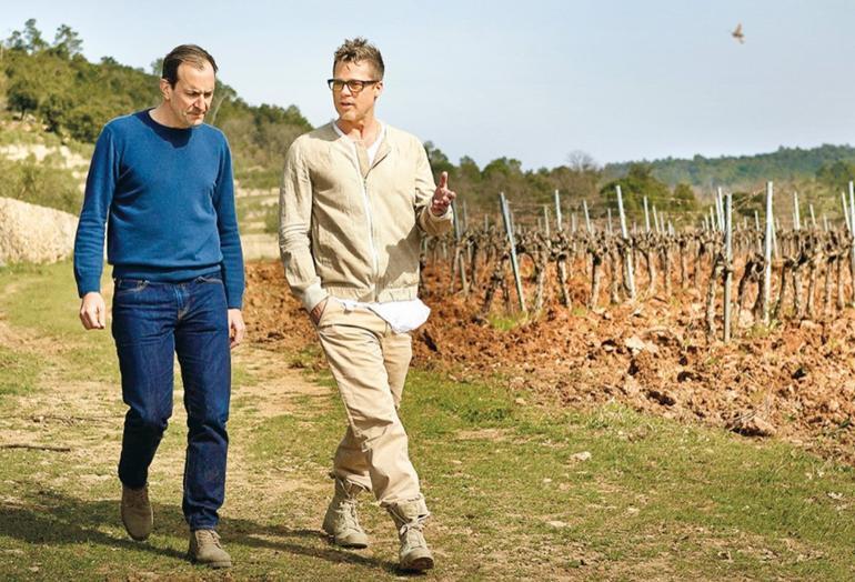 Çağatay Ulusoy ve Kıvanç Tatlıtuğ kolları sıvadı... Üzüm bağı aldılar sıra şarapta