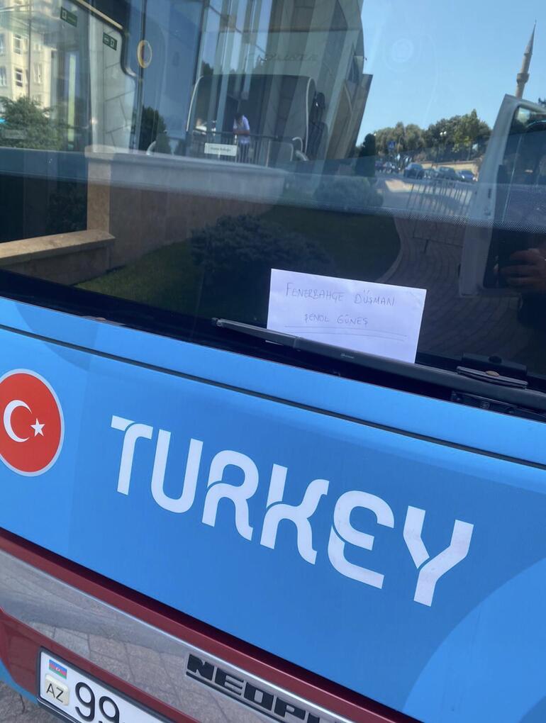 A Milli Takım otobüsü üzerine Fenerbahçe düşmanı Şenol Güneş yazısı asıldı