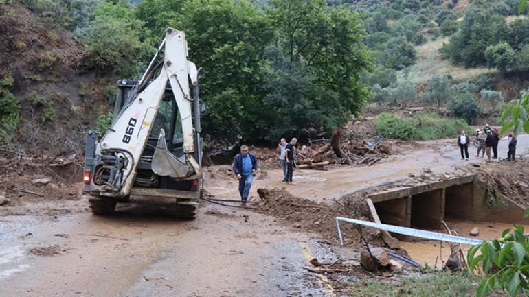 Aydından sağanak yağmur Araçlar çamura gömüldü