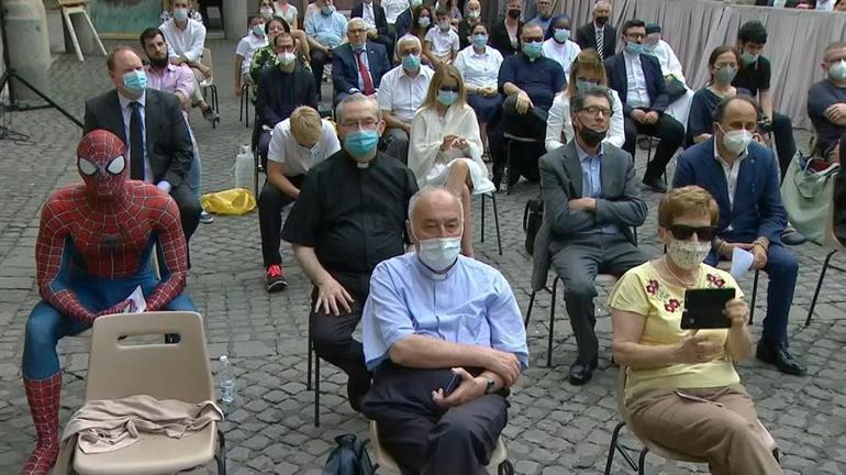 Dünya bu görüntüyü konuşuyor... Papa ve Spiderman bir arada
