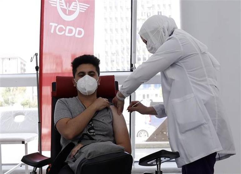 Son dakika: Koronavir�s a��s� olmak isteyenler dikkat Tren gar�nda a�� uygulama merkezi a��ld�