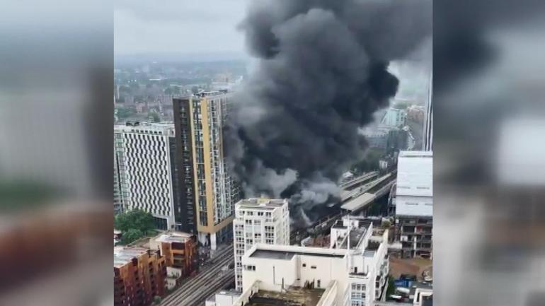 Son dakika: Londrada metro istasyonunda patlama ve yang�n