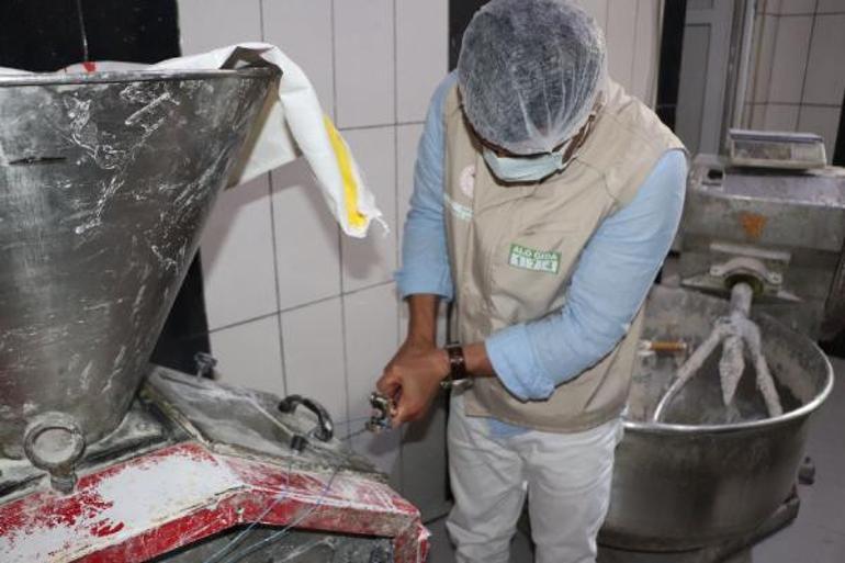 Vanda fırında rezalet Mide bulandıran görüntüler... Fırında hamurla top gibi oynamışlar