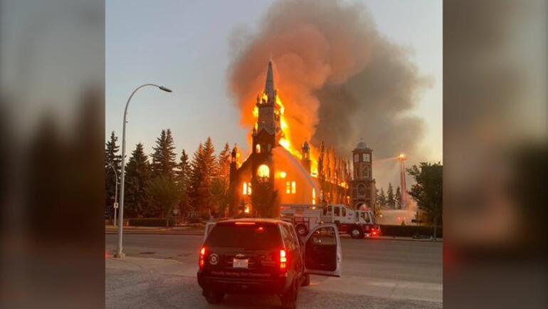 Kanadada öfke dinmiyor... Heykelleri yıkıp kiliseleri ateşe verdiler