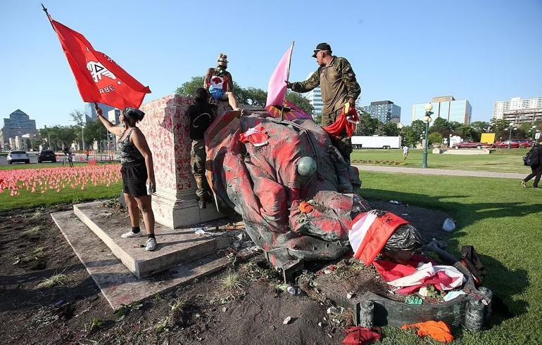 Kanadada öfke dinmiyor... Heykelleri yıkıp kiliseleri ateşe verdiler