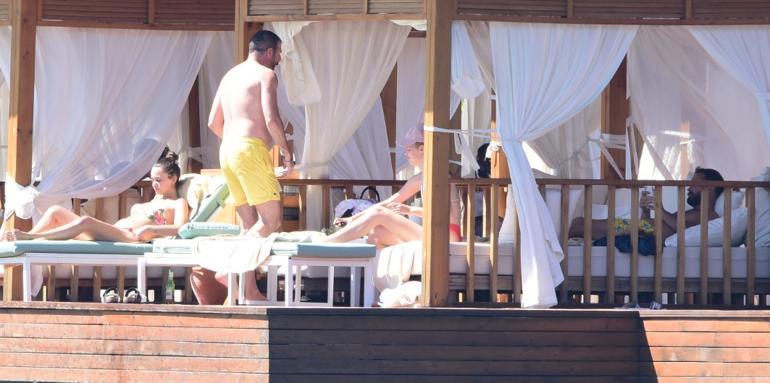 Hande Soral kraliçeler gibi... Kardeşi masaj yaptı, eşi yemek yedirdi