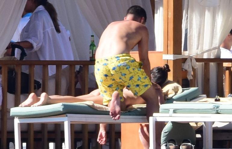 Hande Soral kraliçeler gibi... Kardeşi masaj yaptı, eşi yemek yedirdi