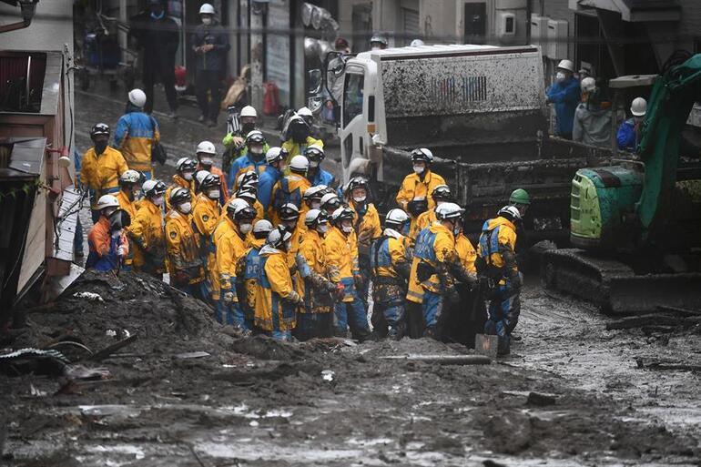 Japonyada arama kurtarma çalışmaları sürüyor: En az 20 kişi kayıp