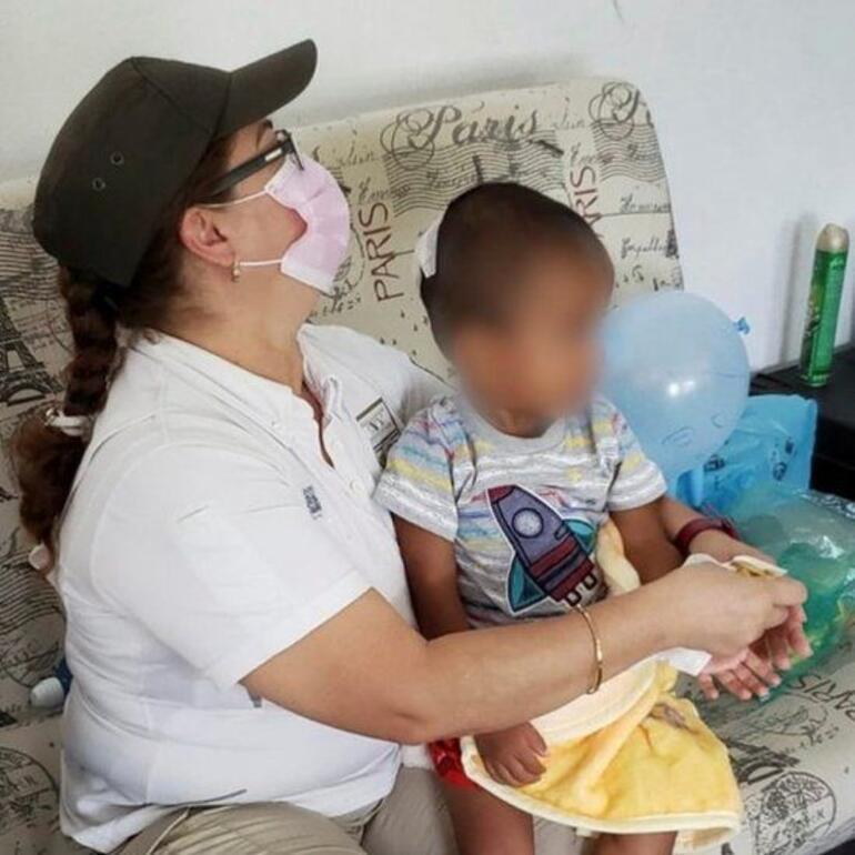 Babasıyla ABDye göç etmeye çalışan iki yaşındaki çocuk Meksikada yol kenarında bulundu