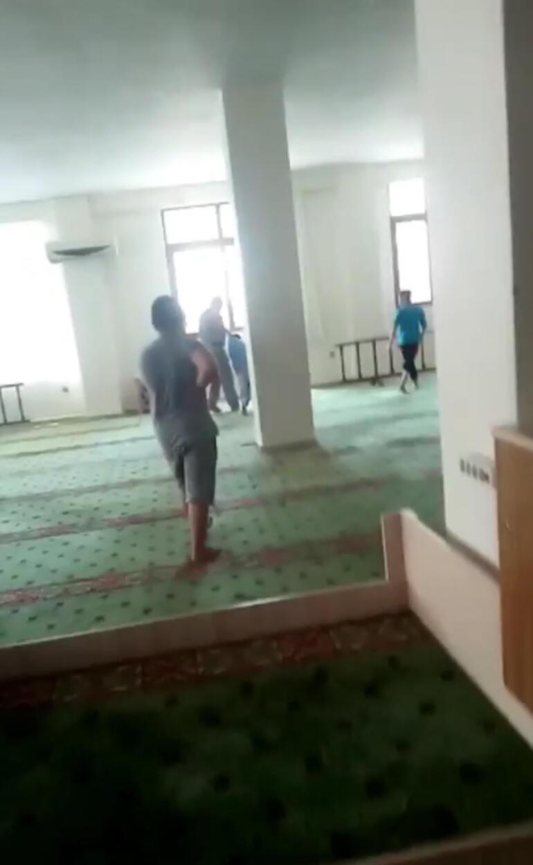 Müezzinin camide 9 yaşındaki çocuğu dövdüğü görüntülere çifte soruşturma