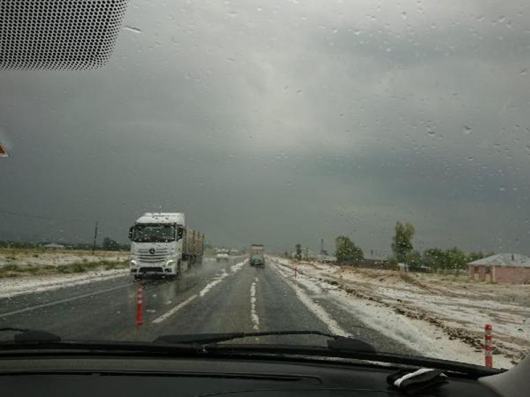 Vanın Erciş ilçesinde temmuz ayında kar sürprizi