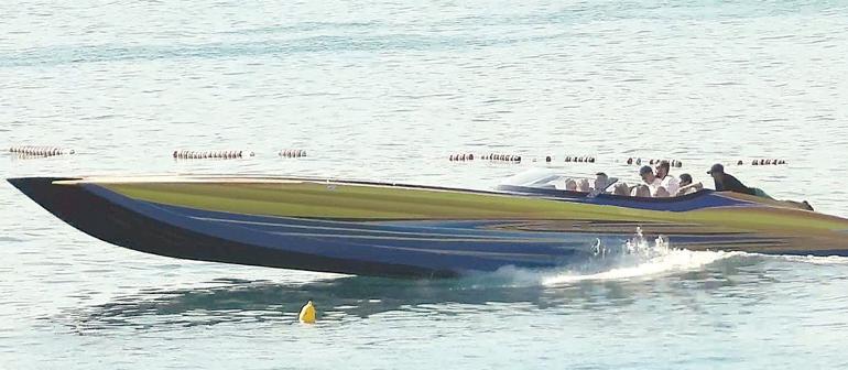 Cansu Dere tatilde... Acun Ilıcalının sürat teknesiyle Çeşme turu