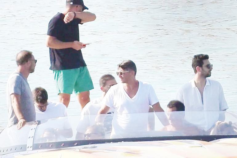 Cansu Dere tatilde... Acun Ilıcalının sürat teknesiyle Çeşme turu