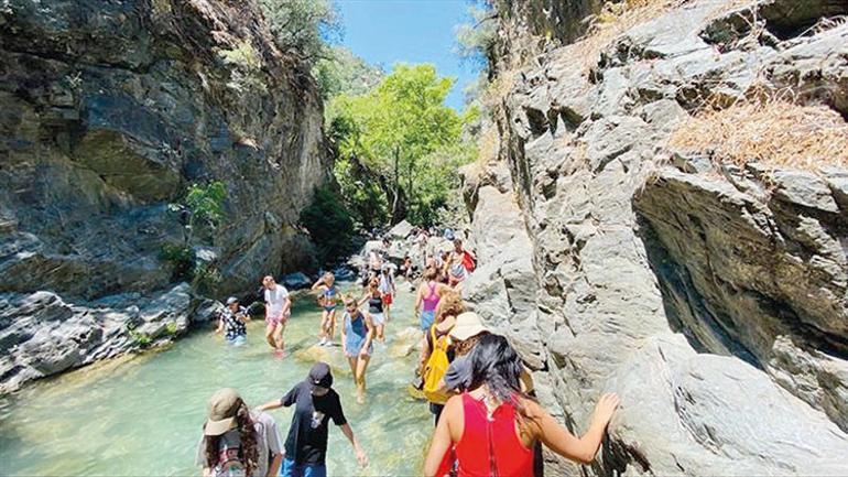 Kuzey Egede şelaleler bile dolu... Zeytinlikler otopark oldu