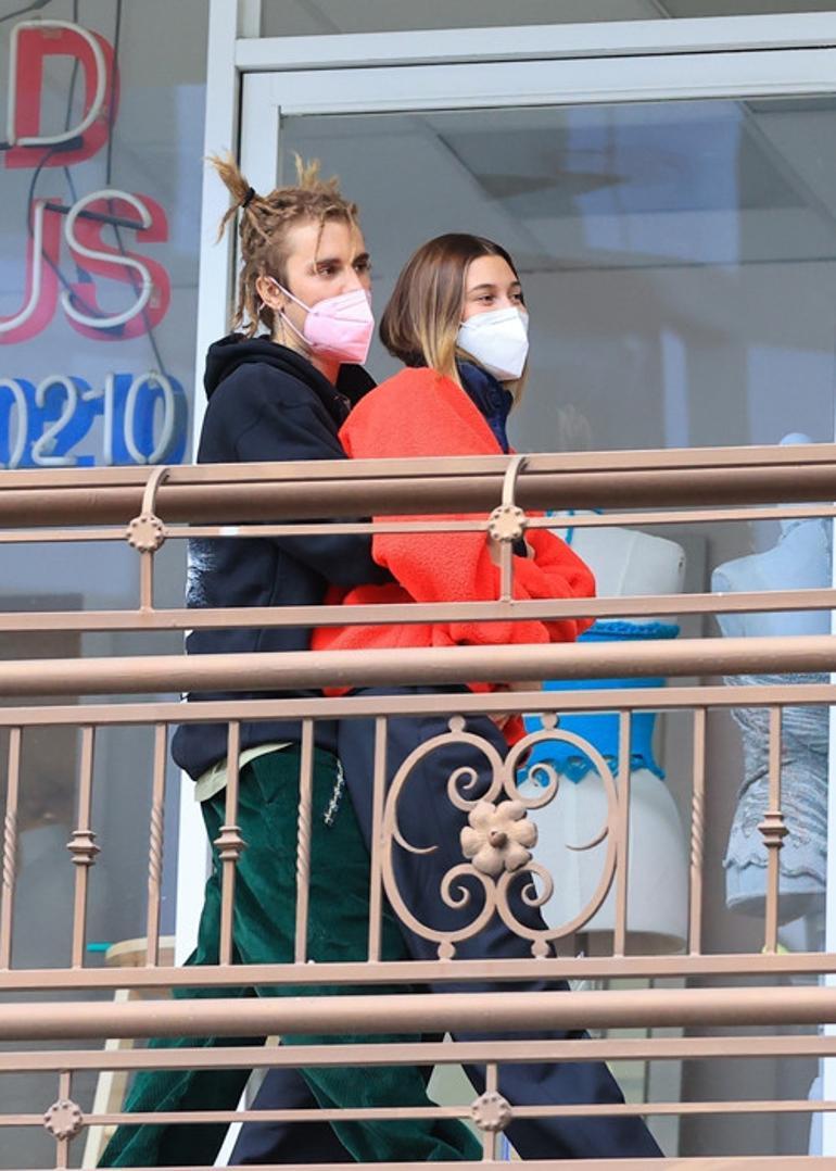 Justin Bieber ve Hailey Baldwin Bieber geleneği bozmadı: Şeffaf yırtmacı böyle korudu