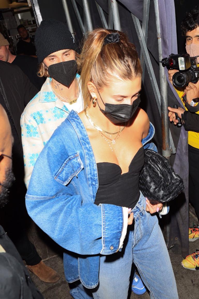 Justin Bieber ve Hailey Baldwin Bieber geleneği bozmadı: Şeffaf yırtmacı böyle korudu