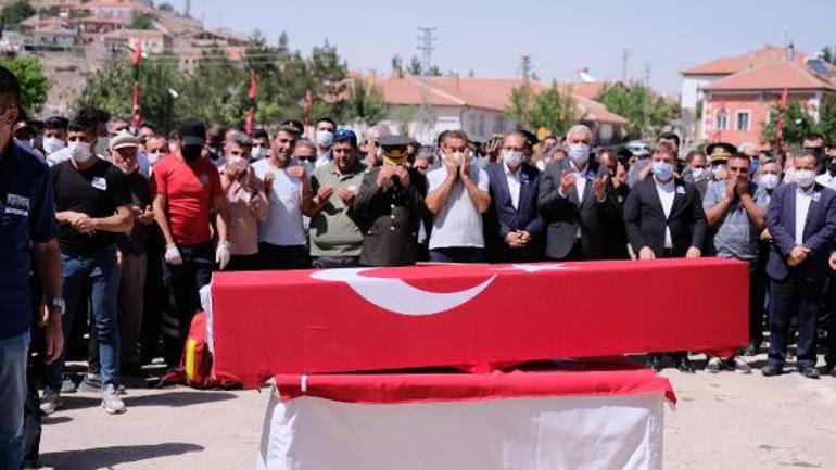 Şehit uzman çavuş Sergen Güçlüer son yolculuğa uğurlandı... Duygulandıran fotoğraf