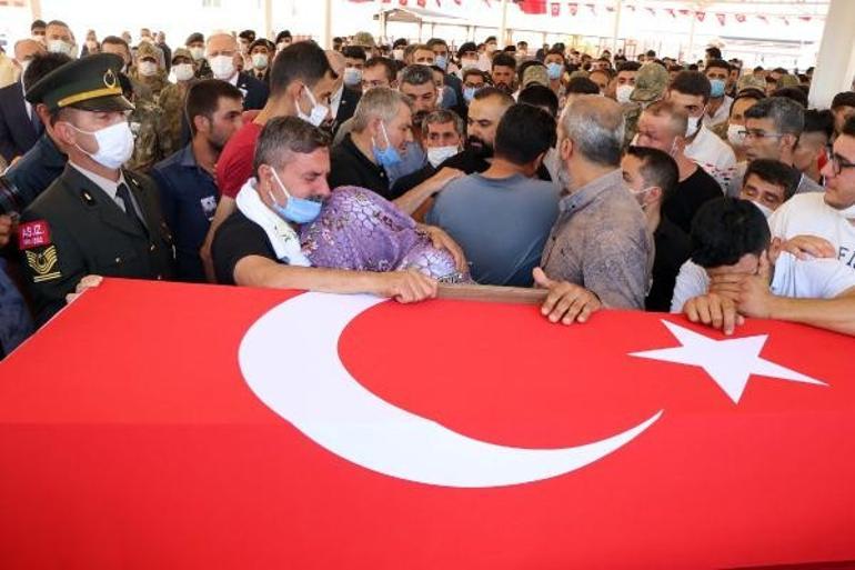 Şehit Piyade Teğmen Ali Rıza &Ouml;zc&uuml;c&uuml;k g&ouml;zyaşlarıyla son yolculuğuna uğurlandı