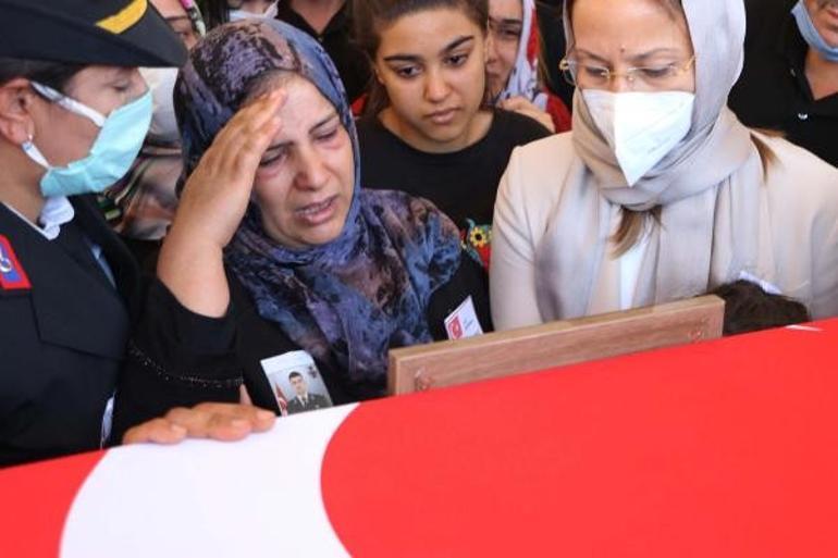 Şehit Piyade Teğmen Ali Rıza &Ouml;zc&uuml;c&uuml;k g&ouml;zyaşlarıyla son yolculuğuna uğurlandı